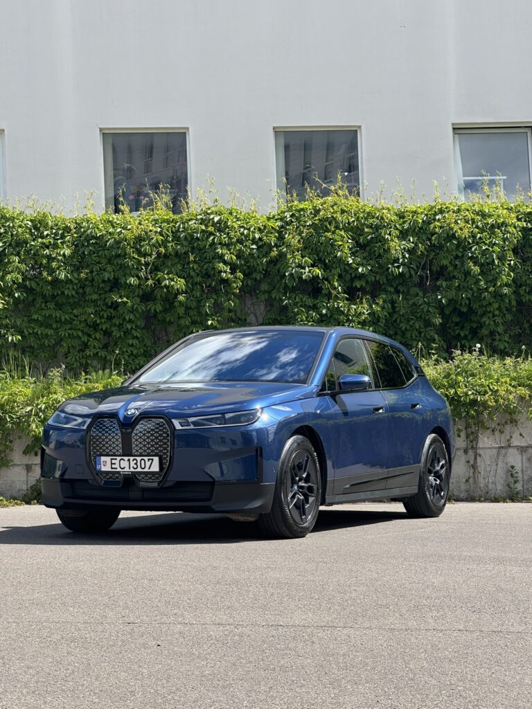 BMW iX nuomojama masina