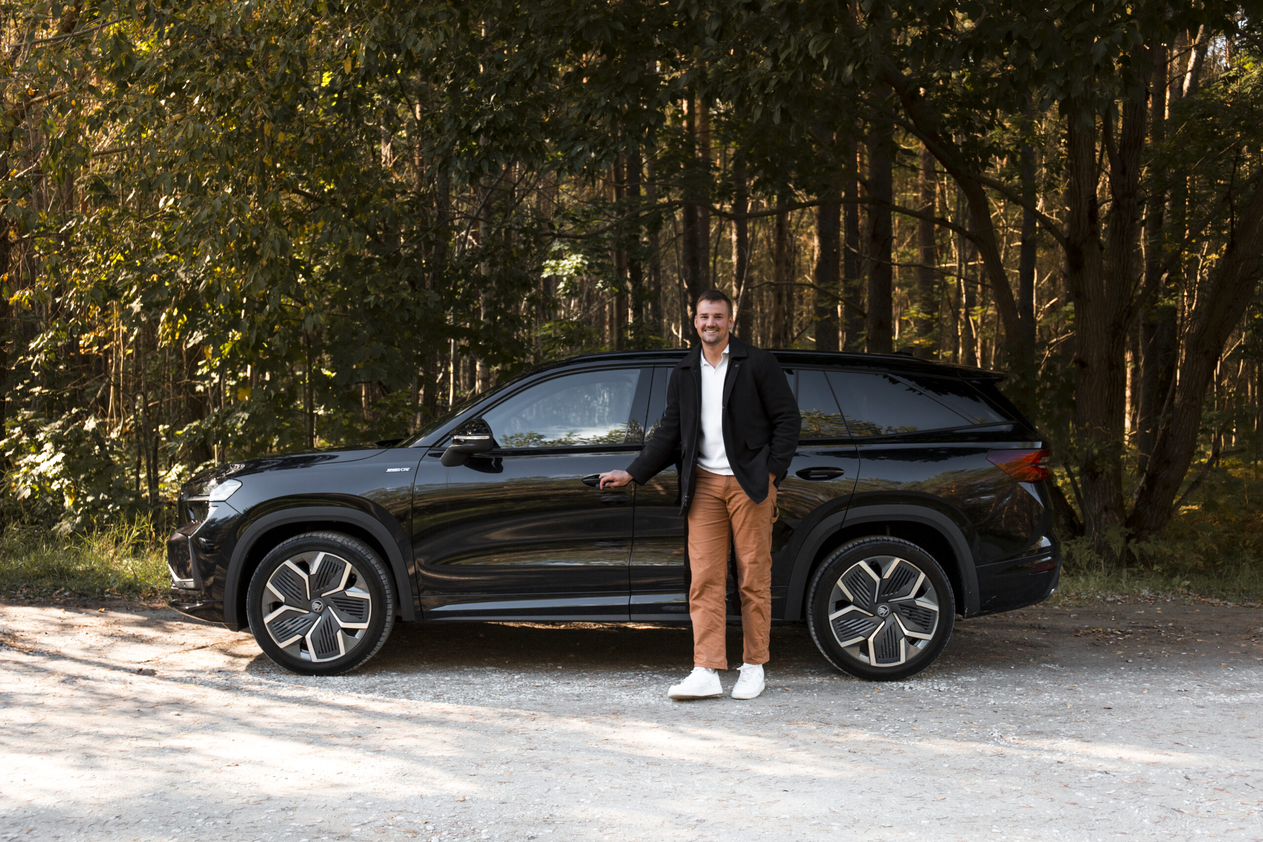 Juodas Skoda Kodiaq visureigis iš Mobire ilgalaikės veiklos nuomos, prie kurio stovi Mobire konsultantas
